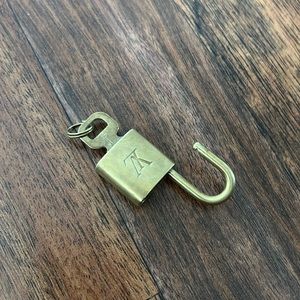 318 LV lock and key